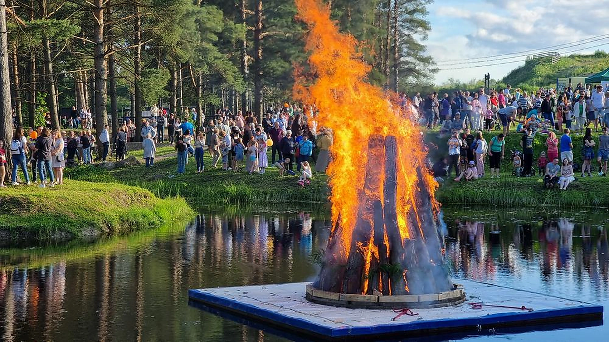 Suur jaanituli veekogu ääres